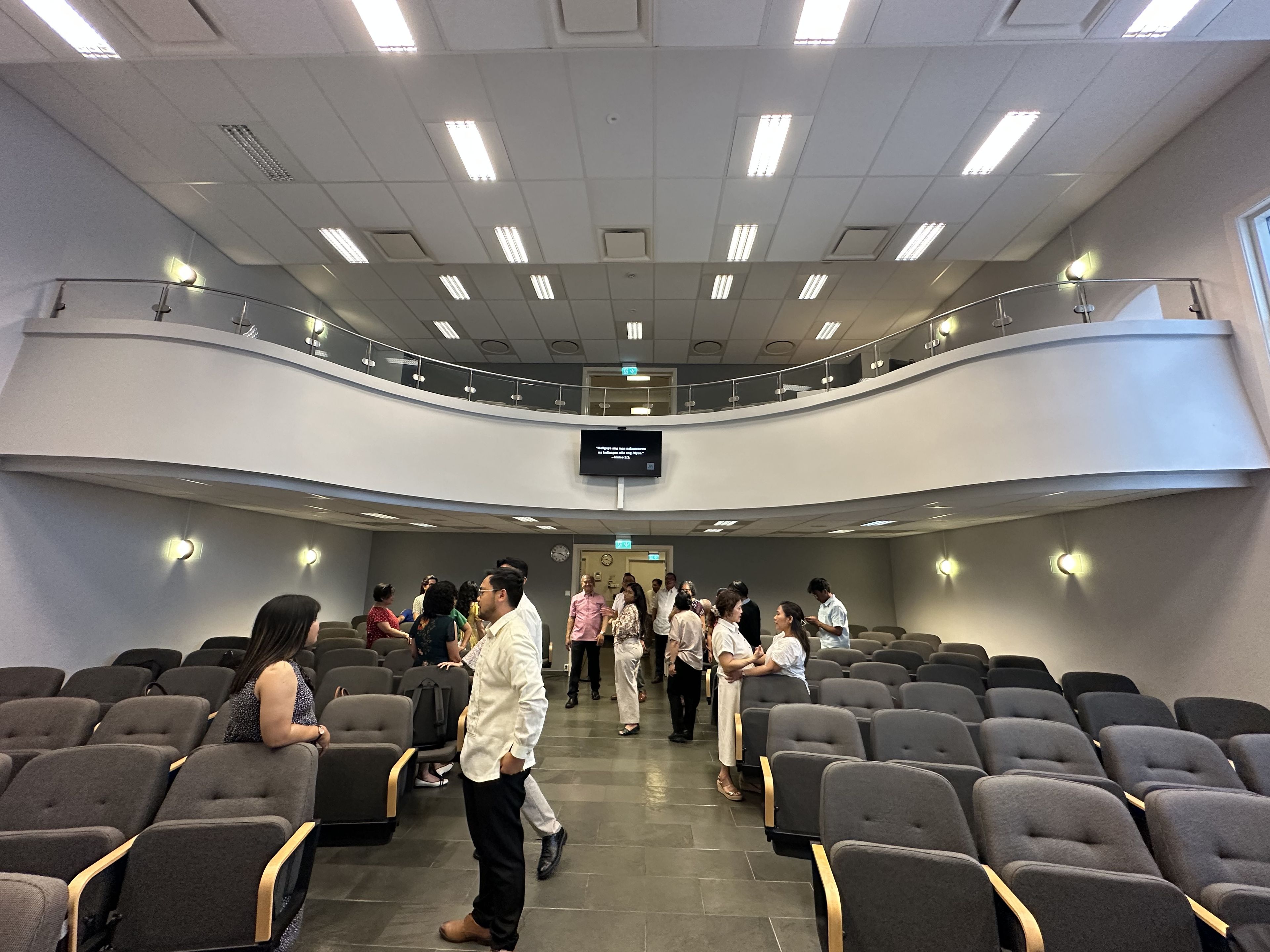 Oslo Tagalog Kingdom Hall is amazing. They have a balcony and a mic for each person